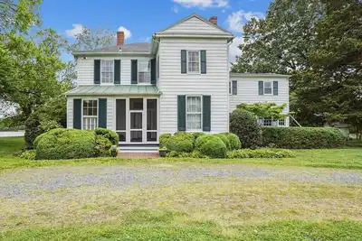 Image de Secluded 1870s farmhouse full of historic charm + breathtaking waterfront views!