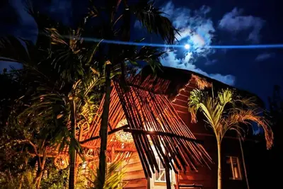 Tree-House 3 min walk to beach/Ac/king Bed/Wifi