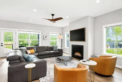Image de RiverWest Alpine - Base Spirit Mtn. - Dog Friendly - Sauna