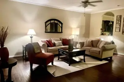Image de Welcome to your Home Away from Home! Spacious, pet friendly and 15 mins to Lu.