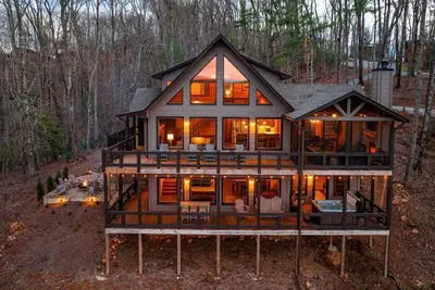 Image de The Perfect Landing - Panoramic Mountain Views | Hot Tub | Game Room | Ev Charger