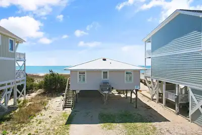 Image de \"Lifesaver\" is a 2 Bedroom, 1 Bathroom, Oceanfront Home!