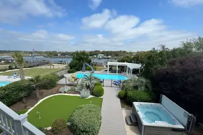 Image de Yacht Watch: 5 Bedroom Home on Icww with Dock, Pool, Hot Tub, Putting Green, . . . Got It All!