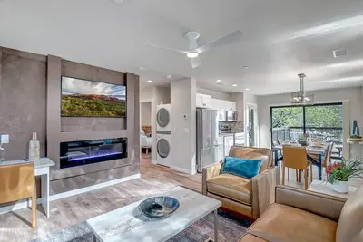 Image de Experience luxury at Sedona Trailhead Suites B, an 850 sqft condo with stunning red rock views.