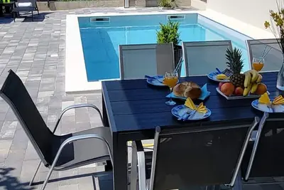 Image de Maison pour la famille avec la piscine Vodice (K-23021)