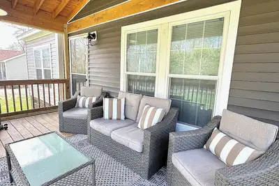 Image de Cozy home walking distance to lake. Perfect for fishing, boating & lake views!
