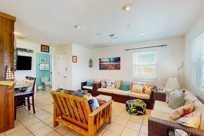 Image de Dog-friendly, Gulf view home with 3 levels of outdoor space, steps to the beach