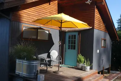 Image de Experience the Pnw in a cabin on Hood Canal with water and mountain views.