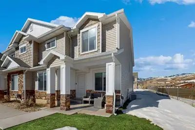Image de Mountain-view townhouse near skiing with patio, grill, pickleball courts & W/D