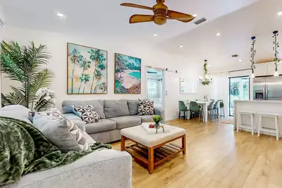 Image de Tropical retreat with playground, pool, alfresco dining, bar, games, & streaming