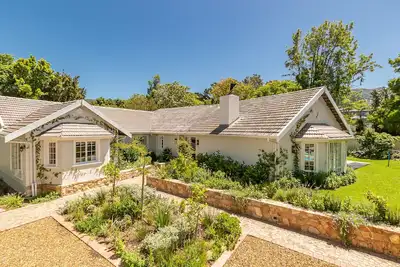 Image de Quaint 4 bedroom home, in the heart of Constantia.