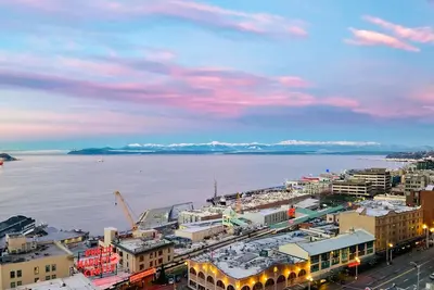 Image de Luxe condo overlooking Elliott Bay & Olympic Mountains with pool, hot tub, gym