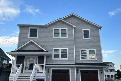 Image de Beautiful new home with heated pool on a lagoon