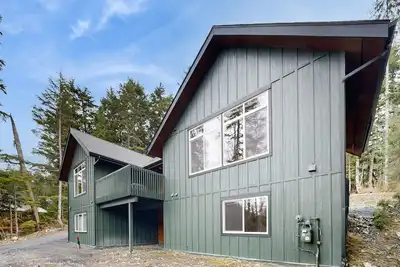 Image de Mountain retreat near the slopes with grill, full kitchen, & children's games