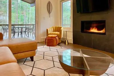 Image de Brand-new home near Weaverville with game room, private hot tub, firepit, & Bbq