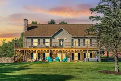 Image de Hot Tub and Game Room in a secluded setting. Mountain Serenity Retreat
