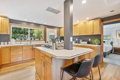 Image de Hillside House: Epic 5 bedroom 2 bath oasis - Game room, pool table, spa & sauna