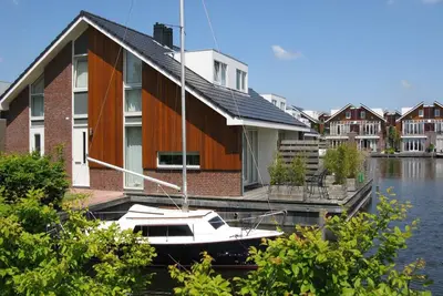 Image de Maison spacieuse et moderne au bord de l'eau