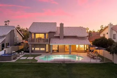 Image de Vacation Lakeside with Pool, Hot Tub- Spacious 5br