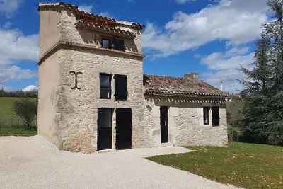 Image de Gîte \"Le Pigeonnier\" dans grand parc arboré, au pied des chemins de randonnée