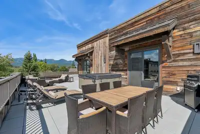 Image de Penthouse Suite in Downtown Whitefish! Private Hot tub!