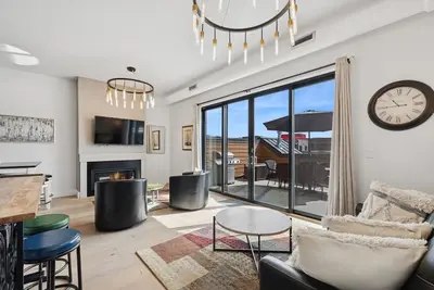 Image de Book a Getaway Today! Luxury Penthouse in downtown Whitefish!