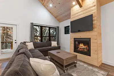 Image de Book for Winter! Ski-in Ski-out Whitefish Townhome! Private Hot Tub! Sleeps 14!