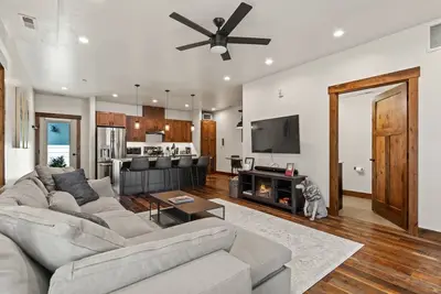 Image de Book for a Getaway! Luxury Condo in Downtown Whitefish! Grill!