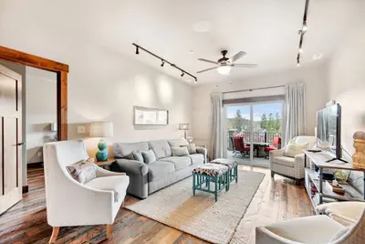 Image de Penthouse with Hot Tub! Mountain Views! Walk to downtown!