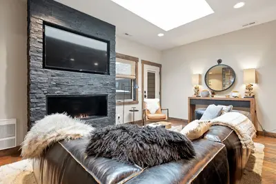 Image de Downtown Penthouse with Elevator and Covered Parking!