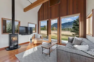 Image de Summer Availability! 20 Min to Glacier Np! Stunning Columbia Falls Home! Hot Tub! Amazing Views!