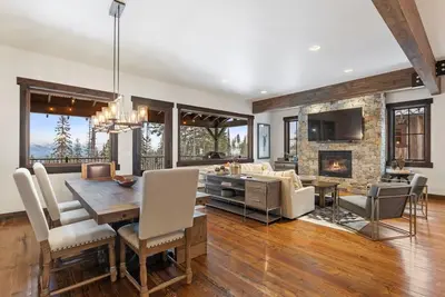 Image de Big Mountain Townhome with Hot Tub, Fireplace and Grill!