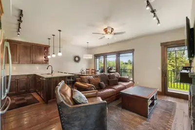 Image de Luxury Townhouse! Hot Tub! Fire Pits, River Views!