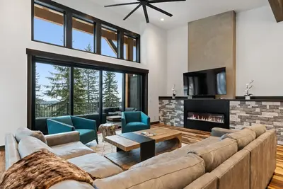 Image de Book for Summer! Luxury Ski in Ski out Townhome off chair 6 on Big Mountain! Private hot tub!
