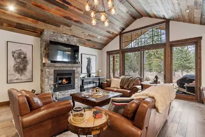 Image de Book a Whitefish Summer Getaway! Stunning Mountain Modern home with private hot tub!