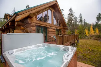 Image de Beautiful Log Cabin Home with Stunning Forested Views!