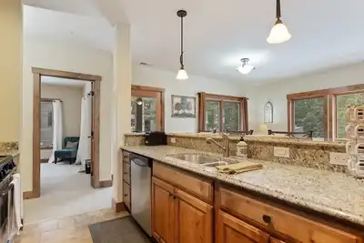 Image de Summer Stays Available! Beautiful condo at The Pines! Sleeps 10! Parking Garage and Ski Lockers!