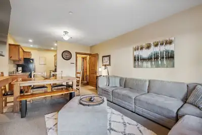 Image de Book for Winter! Beautiful Ski-in/Ski-out Condo on Whitefish Mountain!