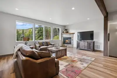 Image de Book a Getaway Today! Big Mountain Ski-in Ski-out luxury townhome!