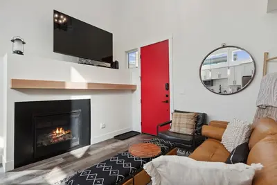 Image de Pet Friendly! Shared Pool, Hot Tub and Gym! Location cannot be Beat!