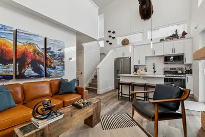 Image de Book Now for Ski! Communal amenities include Hot tub, gym and more!