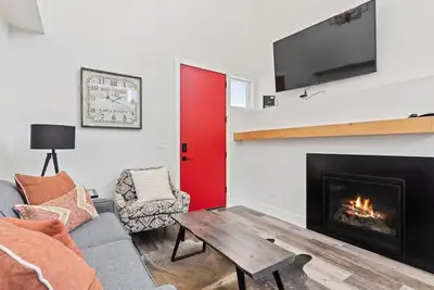 Image de Winter Availability! Pet-Friendly Quarry Unit! Communal Pool, Hot Tub, and Gym!