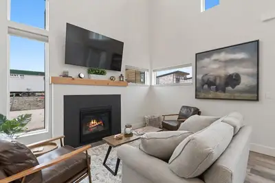 Image de Winter Stays Available! Stunning Quarry unit! B10! Wonderful shared amenities!