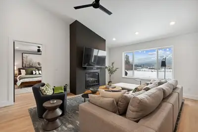 Image de Newly Remodeled Home on Nearly 4 Acres! Views of Big Mountain! Private Hot tub!