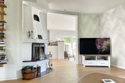 Spacious House with Guest Cottage, Walking distance to Beach