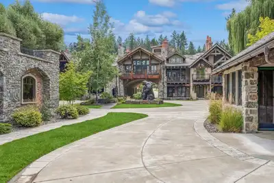 Image de Book for Summer! Luxury Bear Dance Chalet in exclusive gated community! Fireplace! Boat slip!