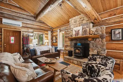 Image de Spend Summer with Us! Beautiful Montana Log Cabin Home with Stunning Forested Views!