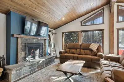 Image de Book A Holiday Stay! Beautiful Montana Log Home with Stunning Forested Views!