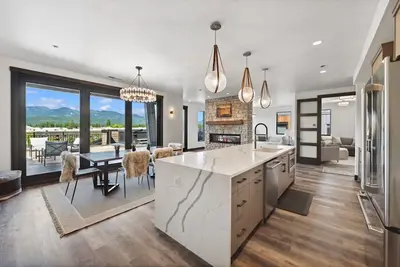 Image de Book a Stay Today! Private Hot Tub! Impeccable Mountain Views!