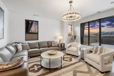 Image de Winter Availability! Penthouse at Eagle Lake! Private Hot Tub! Near Downtown!